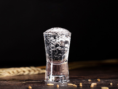 晚间喝一点白酒也有助于安眠